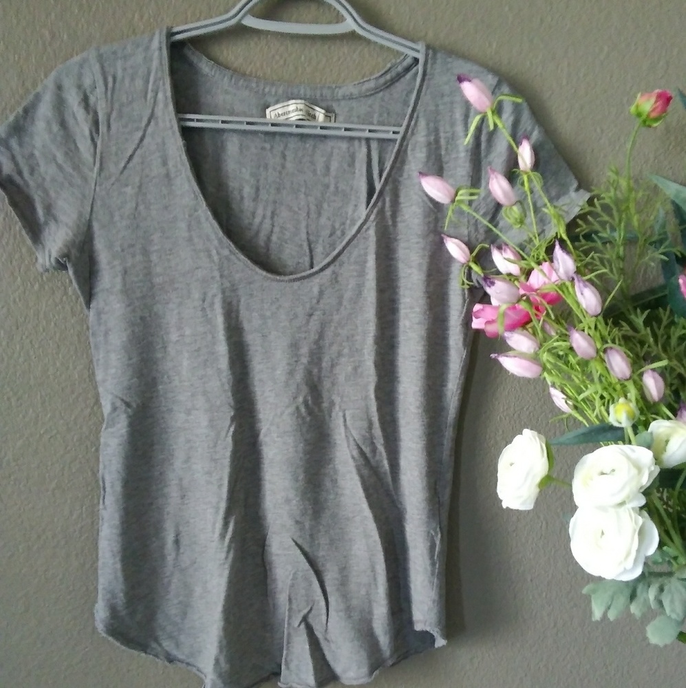 V-neck t-shirt